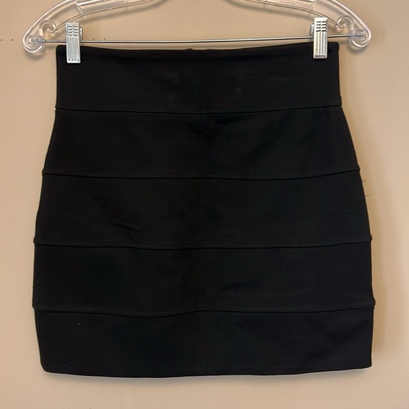 Aritzia Talula Elegant Black Mini Skirt size 10 - Picture 1 of 8